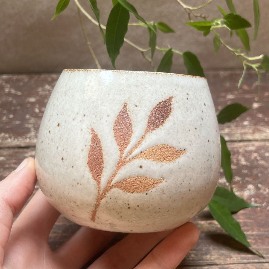 Buclatý kalíšek s lístky