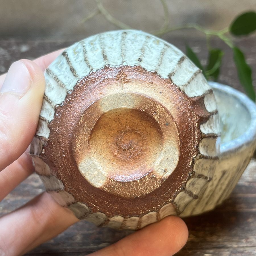 Dvojice vyřezávaných šálků s popelovou glazurou