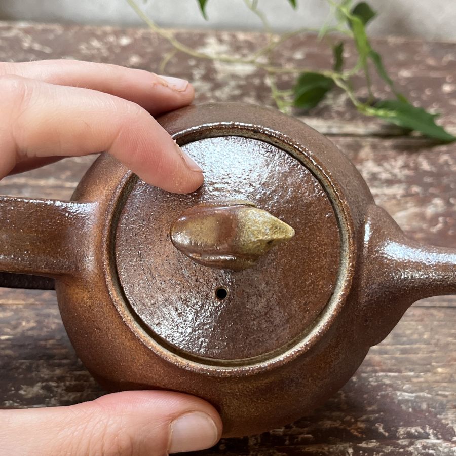 Dřevem pálená čajová konvička s ptáčkem