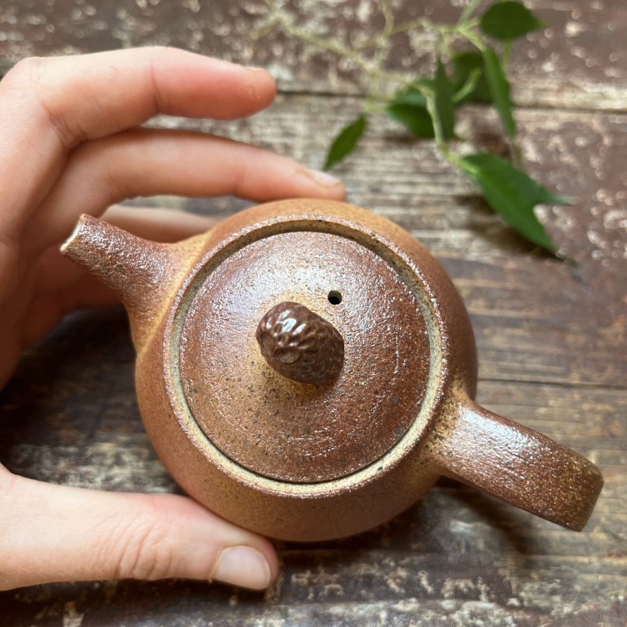 Dřevem pálená konvička se sovou