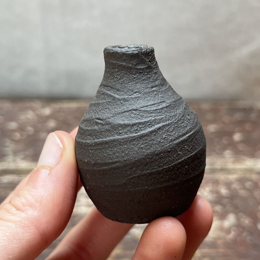 Mini vázička na luční kvítí černá