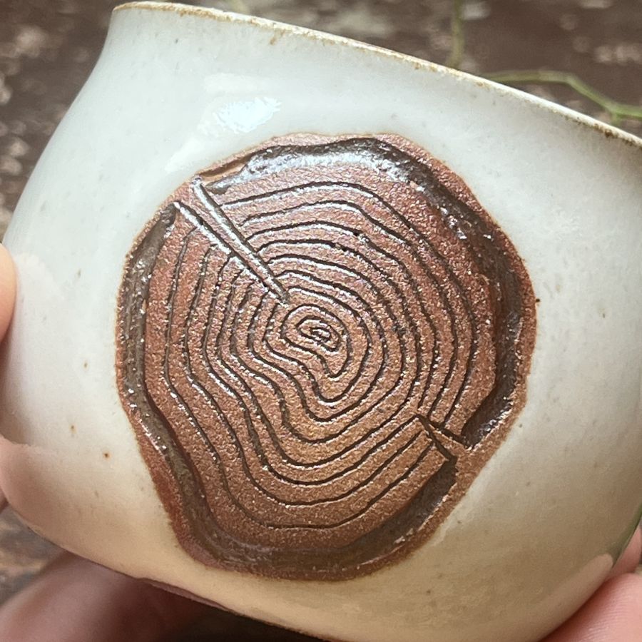 Bílý kalíšek/květináček s letokruhy