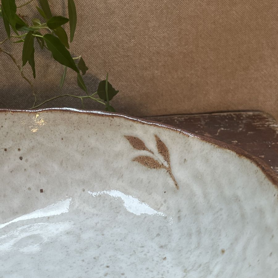 Bílá mačkaná mísa s větvičkou