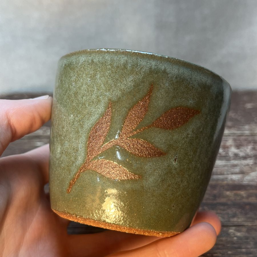 Tmavý kalíšek s lístky