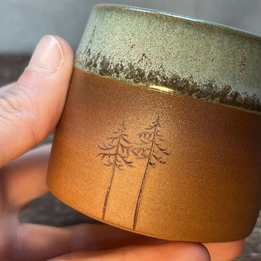 Malý kalíšek se smrky