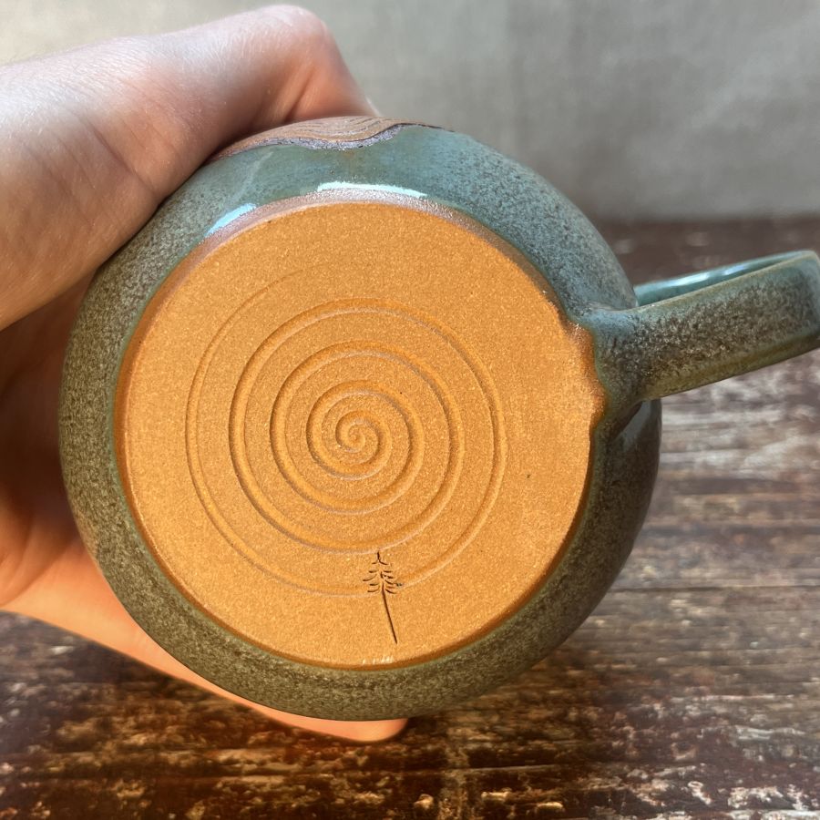 Zelenkavý hrnek s letokruhy