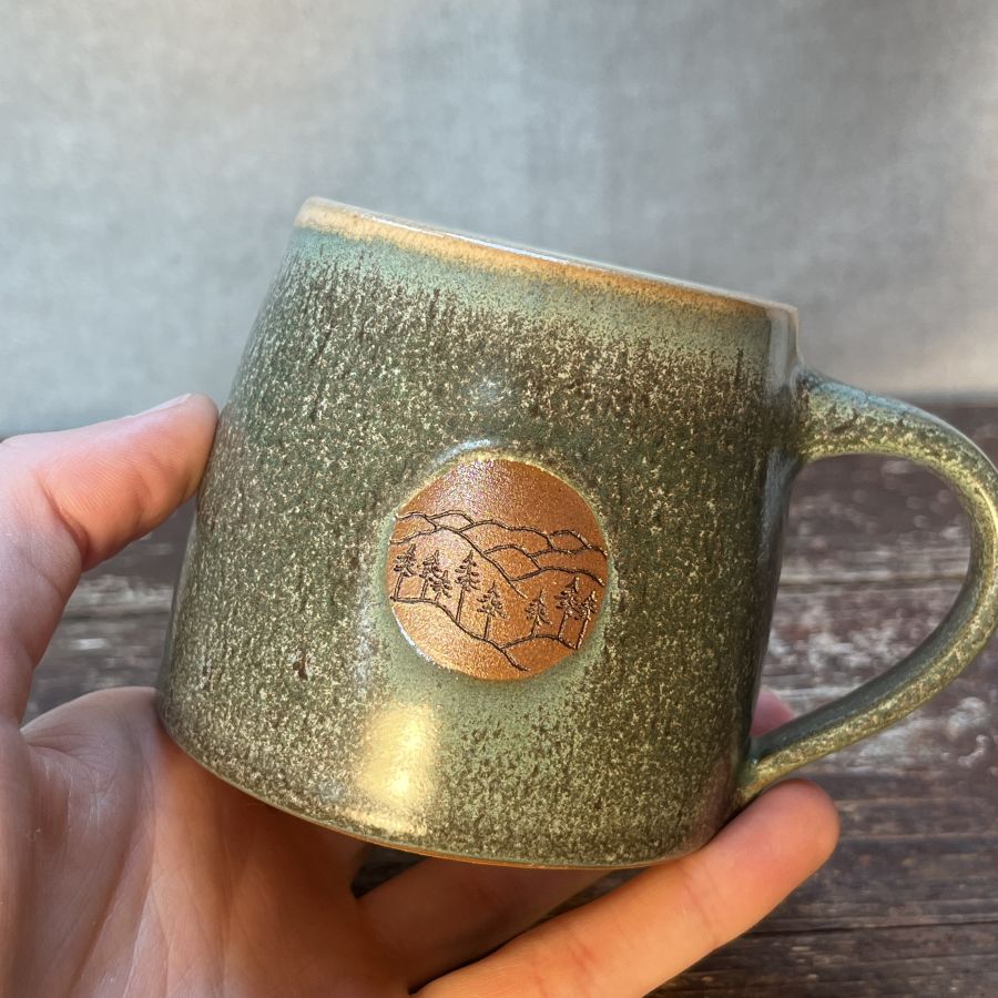 Zelenkavý hrnek se šumavským panoramatem