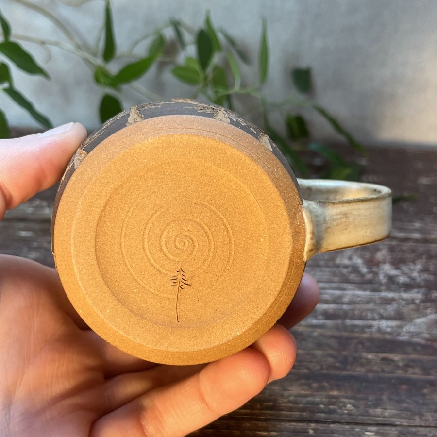 Malý hrnek s nočním lesem