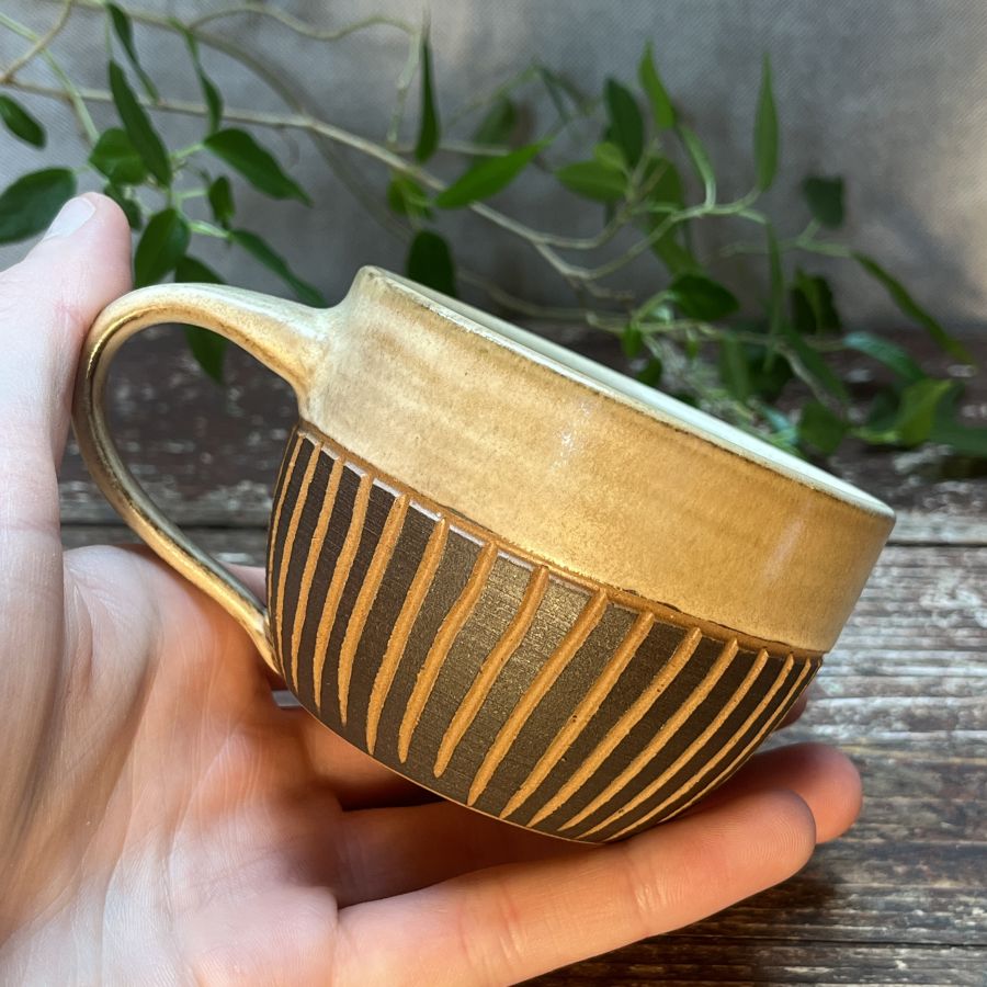 Malý hrneček s proužky