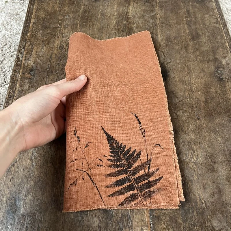 Lněné chabu s kapradinami v barvě rust