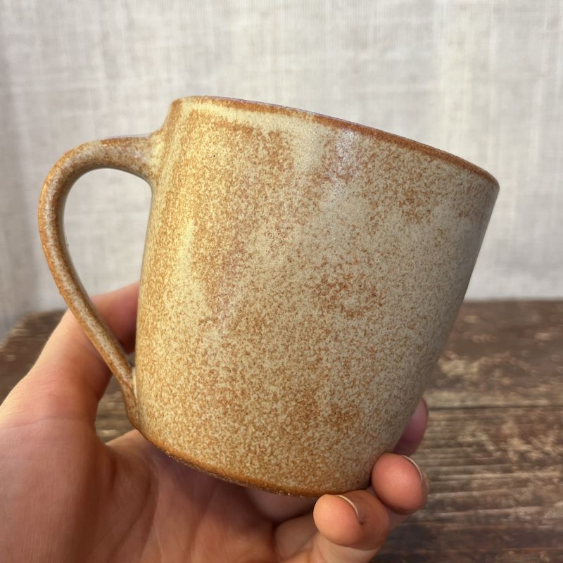 Béžový hrnek se spirálou