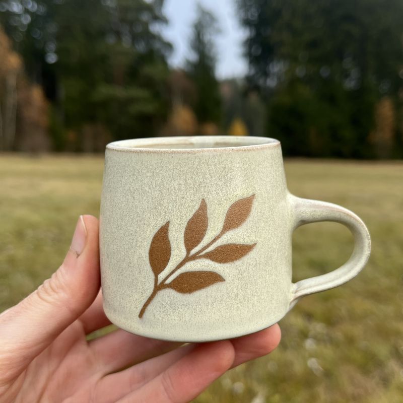 Krémový hrnek Větvík