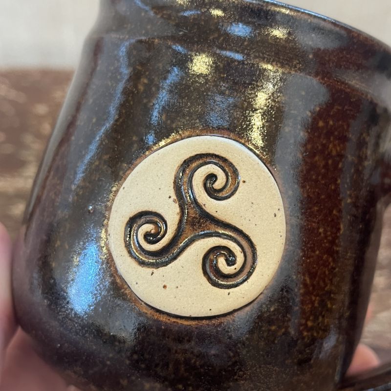 Keltský hrnek s triskelem