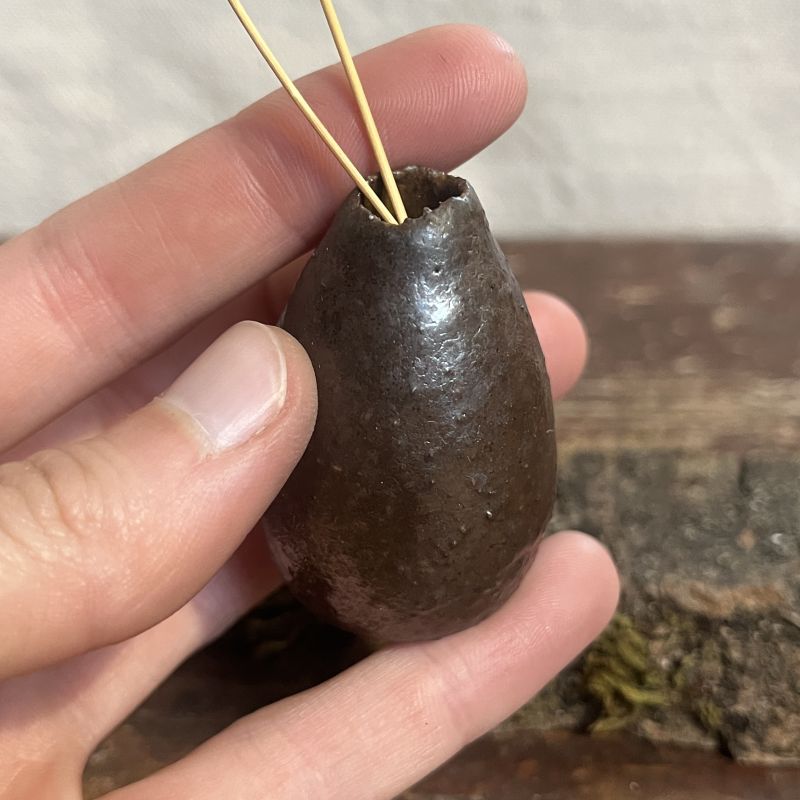 Mini vázička tmavá, dřevem pálená