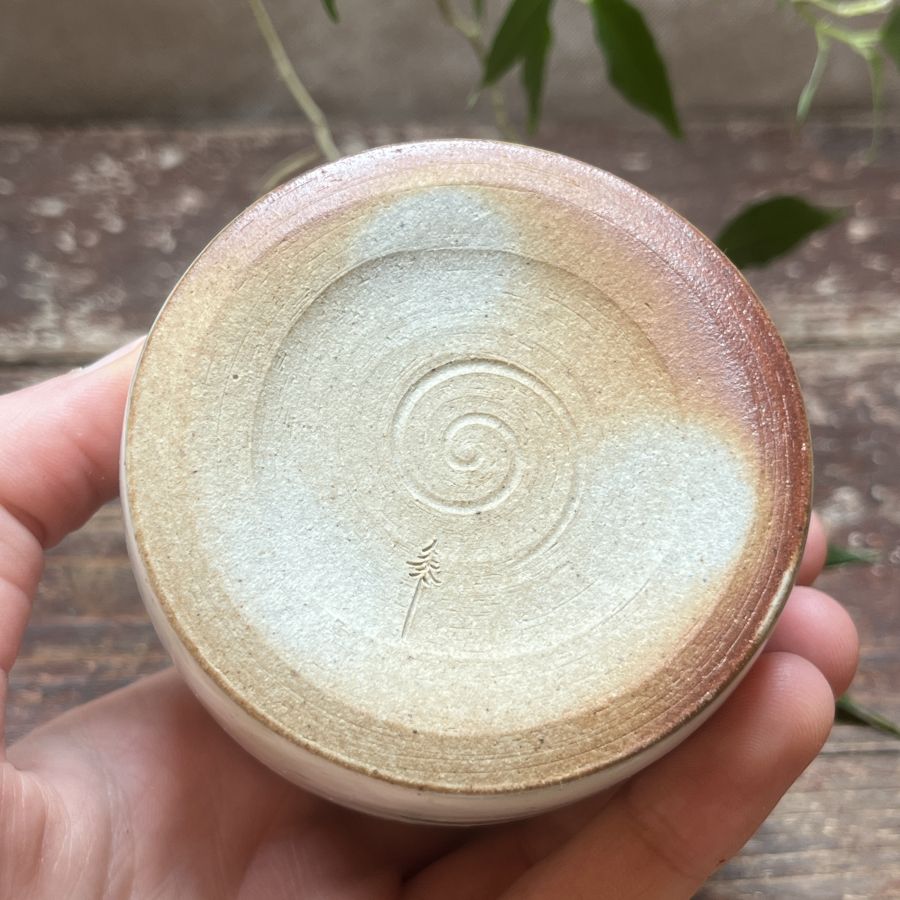 Bílý kalíšek s motivem lístků