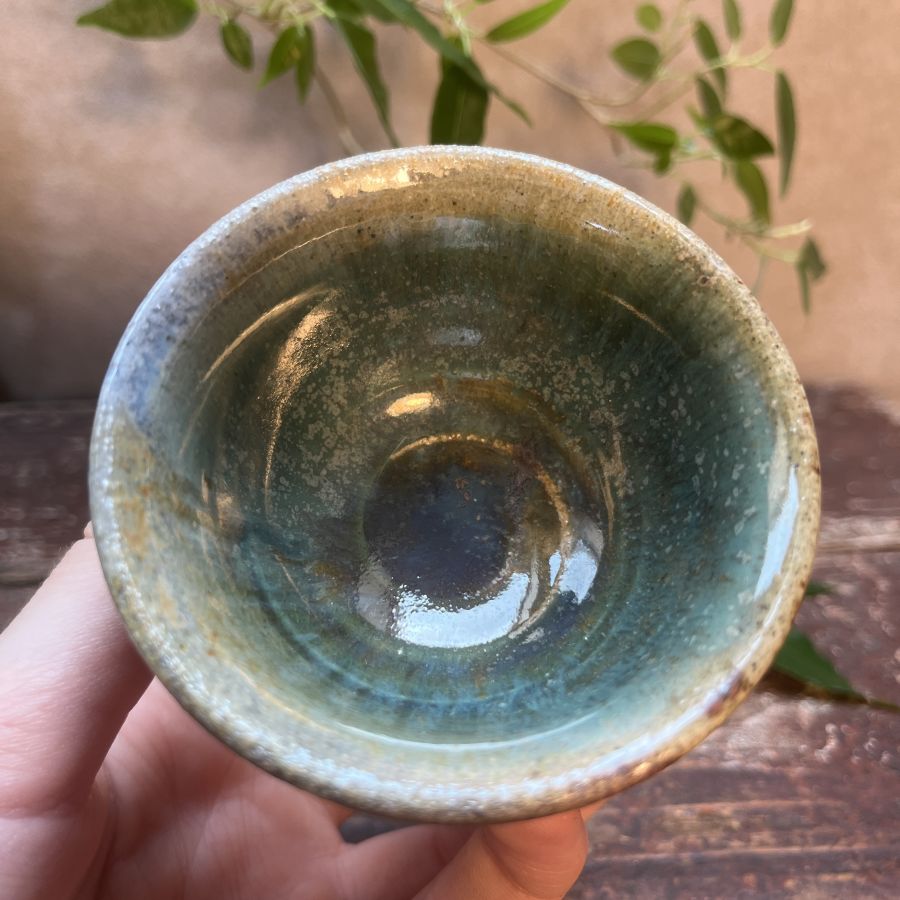 Dřevem pálený šálek tyrkysový