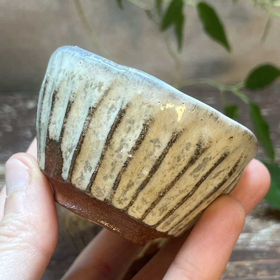 Dvojice vyřezávaných šálků s popelovou glazurou