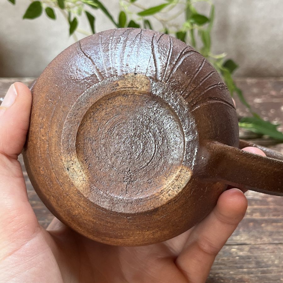 Dřevem pálená čajová konvička s ptáčkem