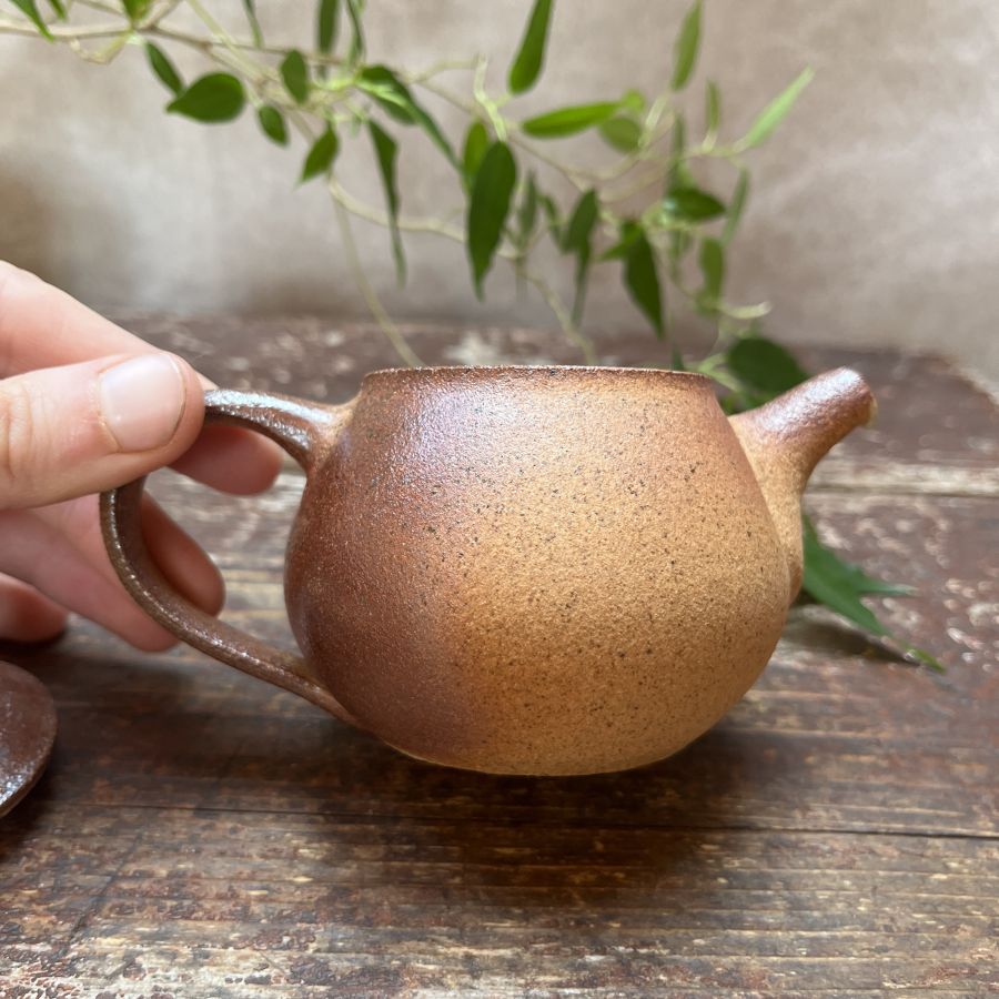 Dřevem pálená konvička se sovou