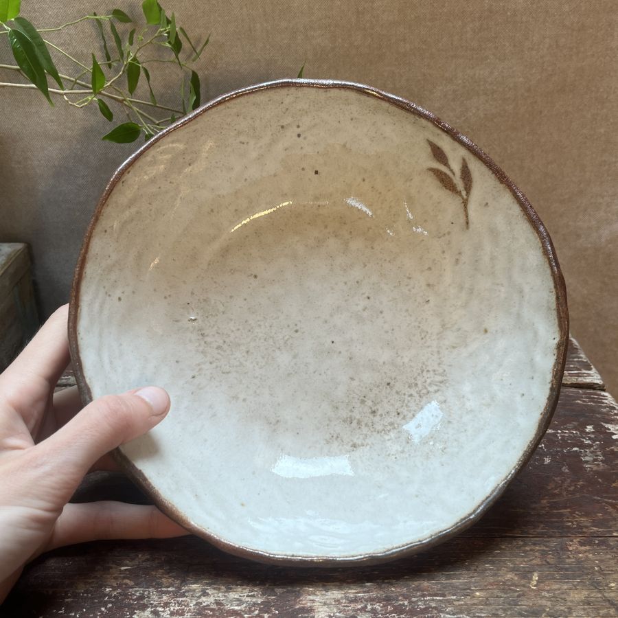 Bílá mačkaná mísa s větvičkou