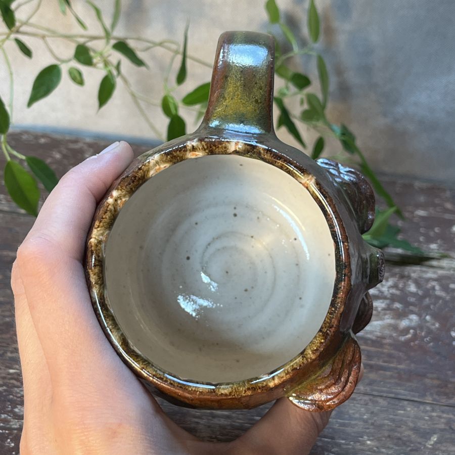 Tmavý hrnek s choroši