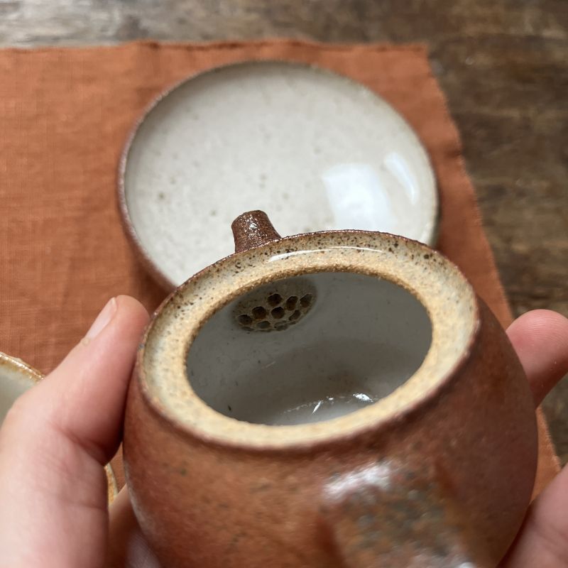 Sada čajového nádobí - konvička, tácek a šálek