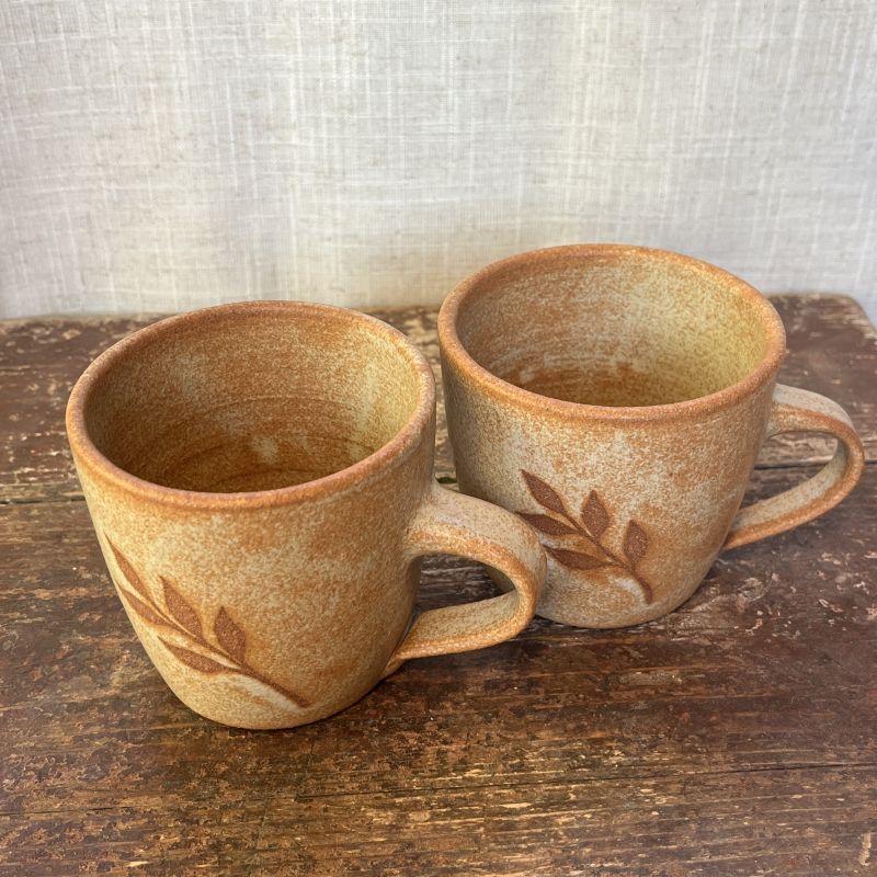 Pár lístečkových hrnků