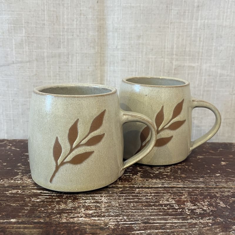 Krémový hrnek s lístky