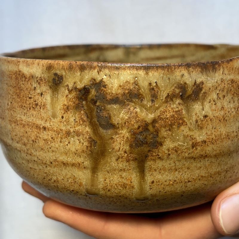 Béžový chawan s popelovým dekorem