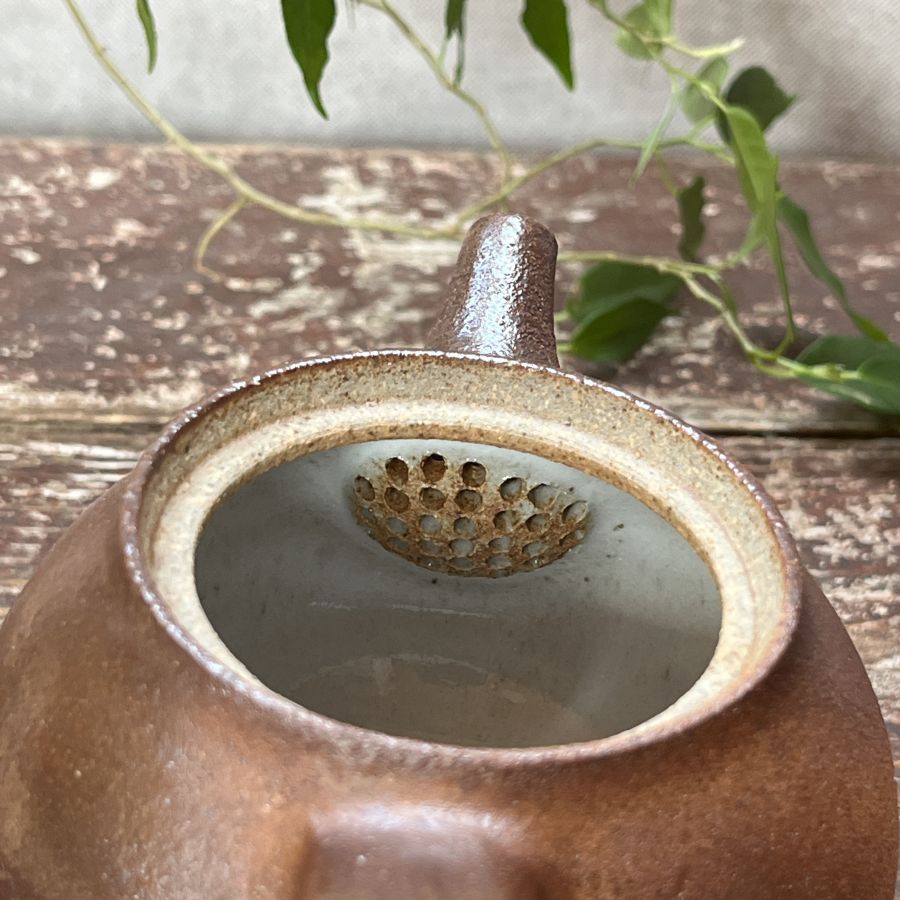 Dřevem pálená čajová konvička s ptáčkem