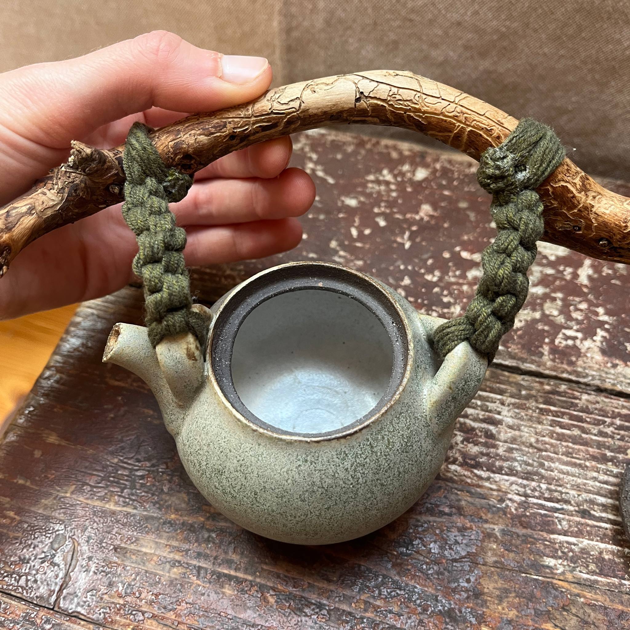 Mintově zelená konvička s větví