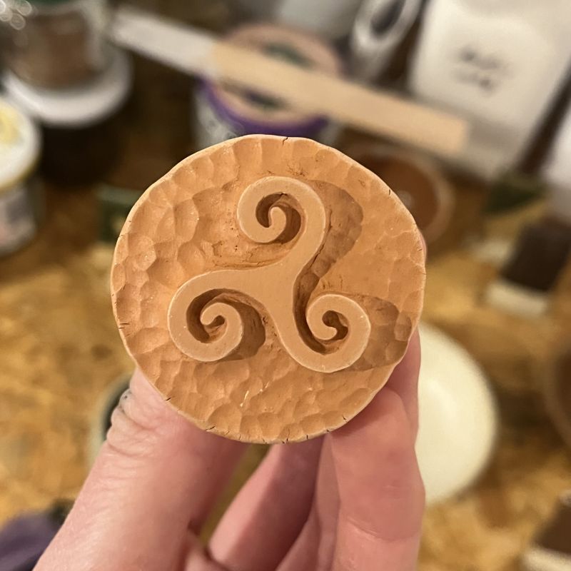 Keltský hrnek s triskelem